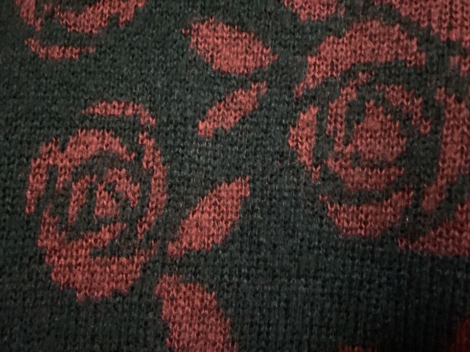 Salon Studio Black/Red Roses Pattern Sweater